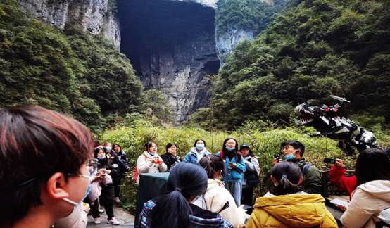 叶许春老师在讲授天生桥地质历史  倪如意